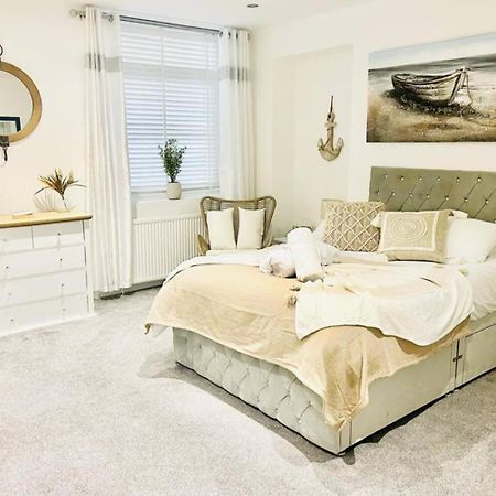 Stunning 3 Double Bedroom Beach Front Apartment Портсмут Екстер'єр фото