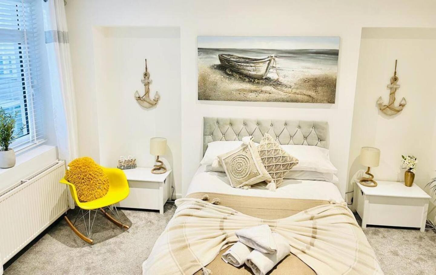 Stunning 3 Double Bedroom Beach Front Apartment Портсмут Екстер'єр фото