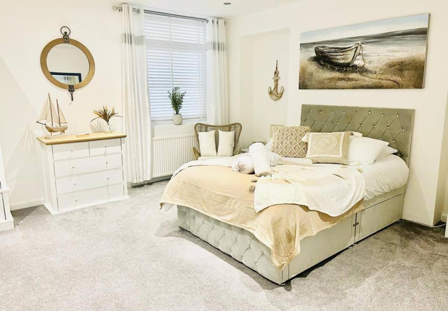Stunning 3 Double Bedroom Beach Front Apartment Портсмут Екстер'єр фото